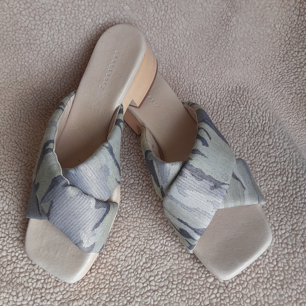 Comfortable soft sole 2-in  heel  new never worn size 10 Sanctuary